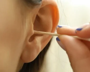 woman-cleans-her-ears-with-a-cotton-swab-close-up-400x350